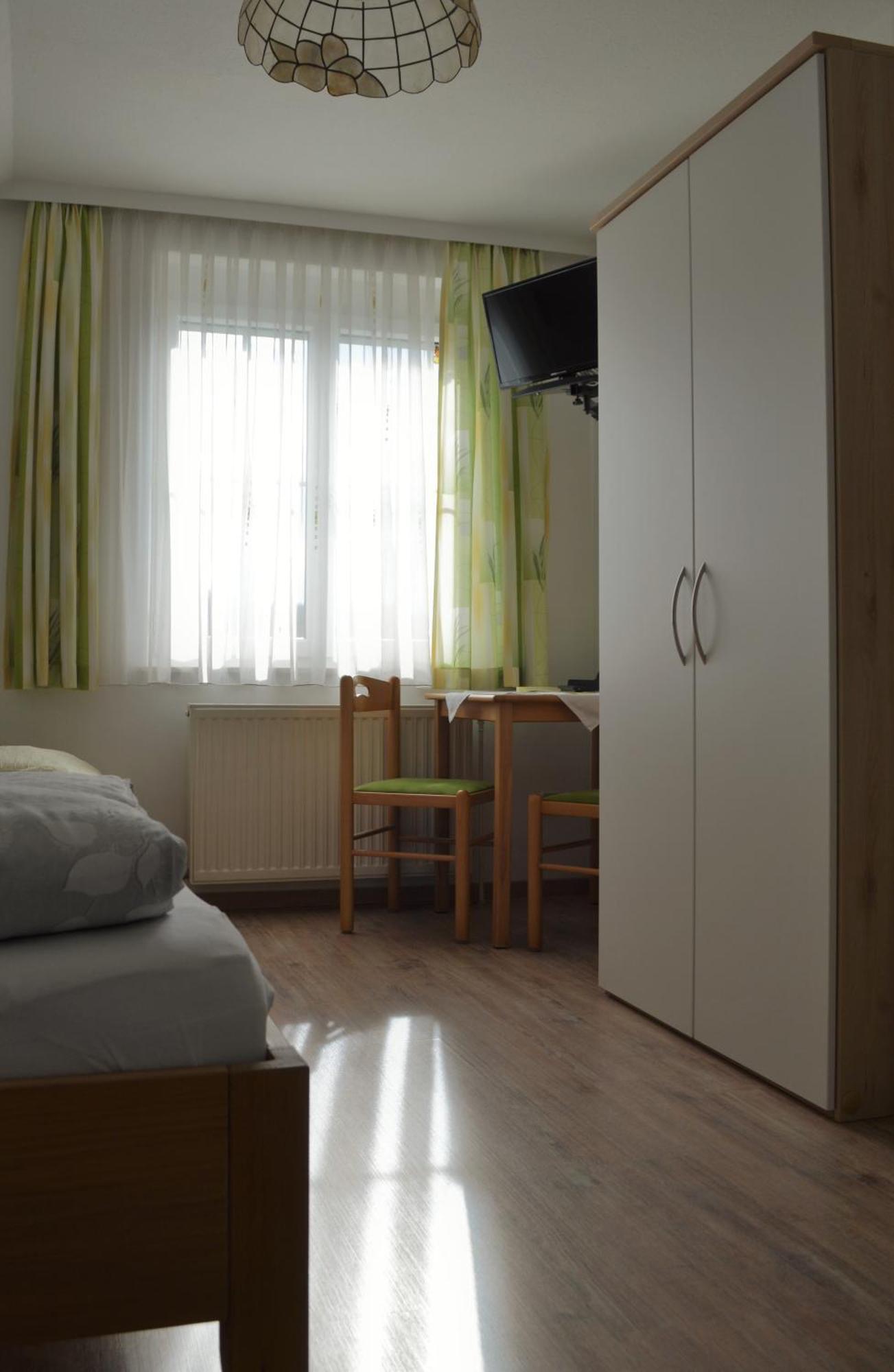 Fruehstueckspension Sterr Strebersdorf エクステリア 写真