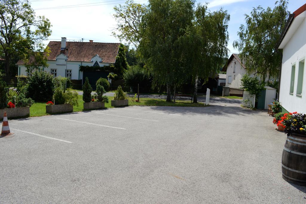 Fruehstueckspension Sterr Strebersdorf エクステリア 写真
